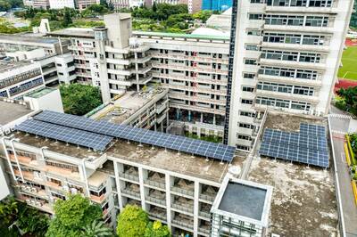 第二教學大樓屋頂架設太陽能板